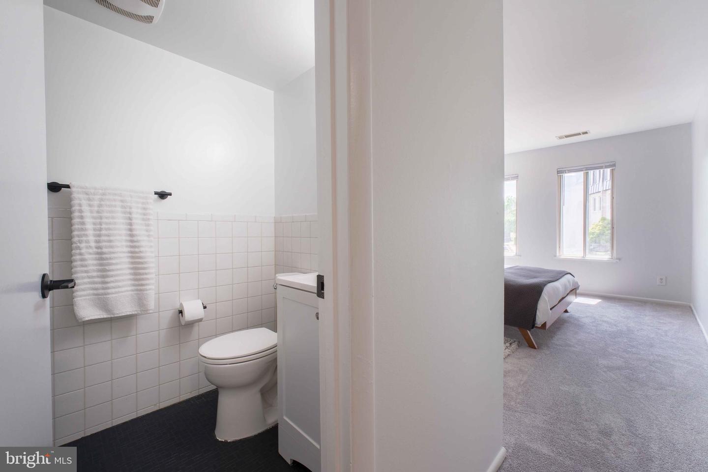 5065 7TH RD S #202, ARLINGTON, Virginia 22204, 3 Bedrooms Bedrooms, ,2 BathroomsBathrooms,Residential,For sale,5065 7TH RD S #202,VAAR2056884 MLS # VAAR2056884