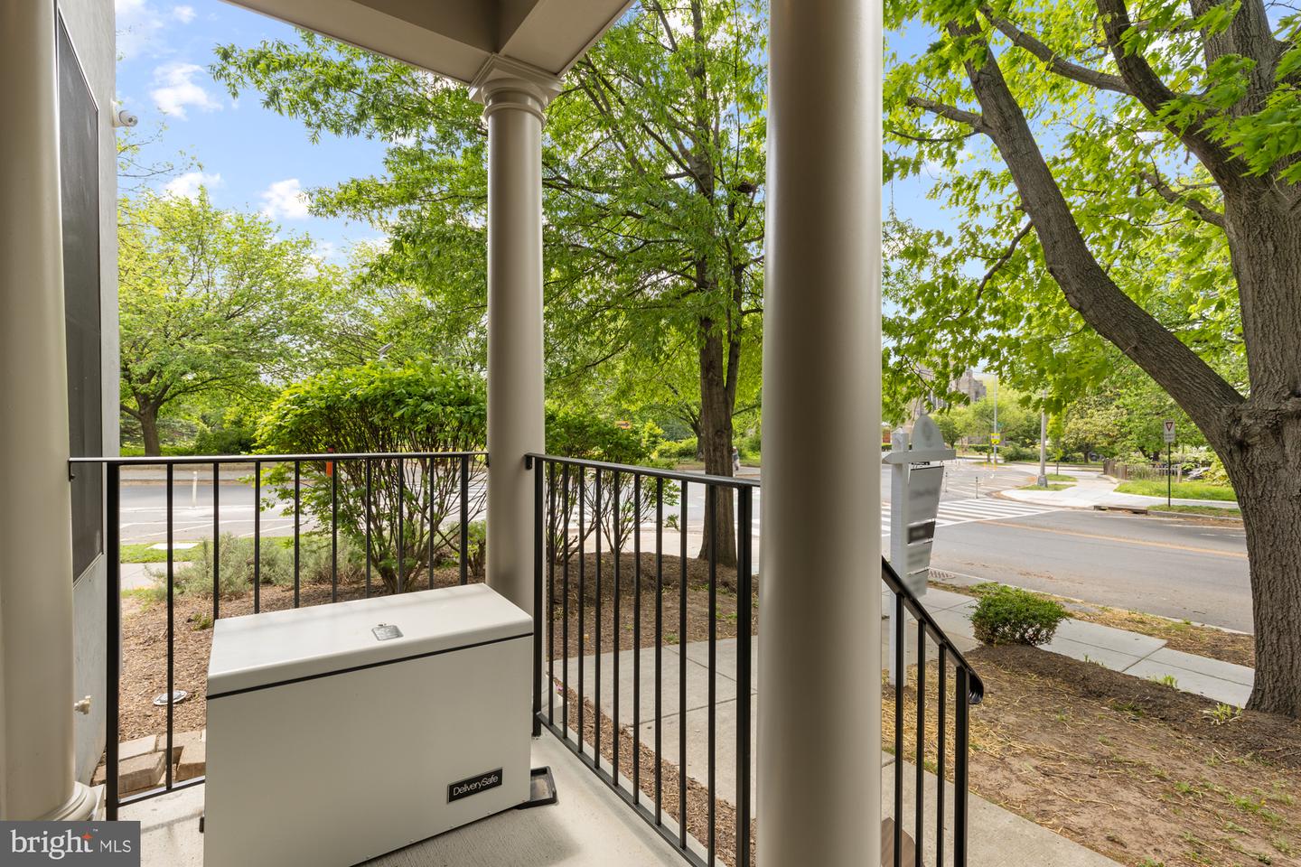 16 GRANT CIR NW #2, WASHINGTON, District Of Columbia 20011, 3 Bedrooms Bedrooms, ,2 BathroomsBathrooms,Residential,For sale,16 GRANT CIR NW #2,DCDC2198690 MLS # DCDC2198690