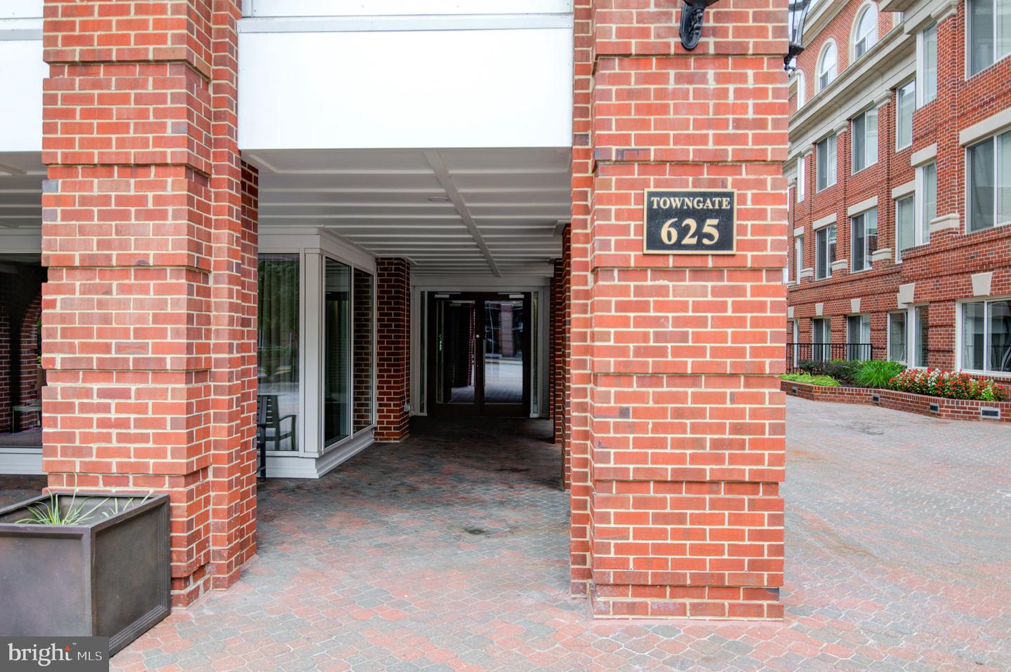 625 SLATERS LN #204, ALEXANDRIA, Virginia 22314, 3 Bedrooms Bedrooms, ,2 BathroomsBathrooms,Residential,For sale,625 SLATERS LN #204,VAAX2044854 MLS # VAAX2044854
