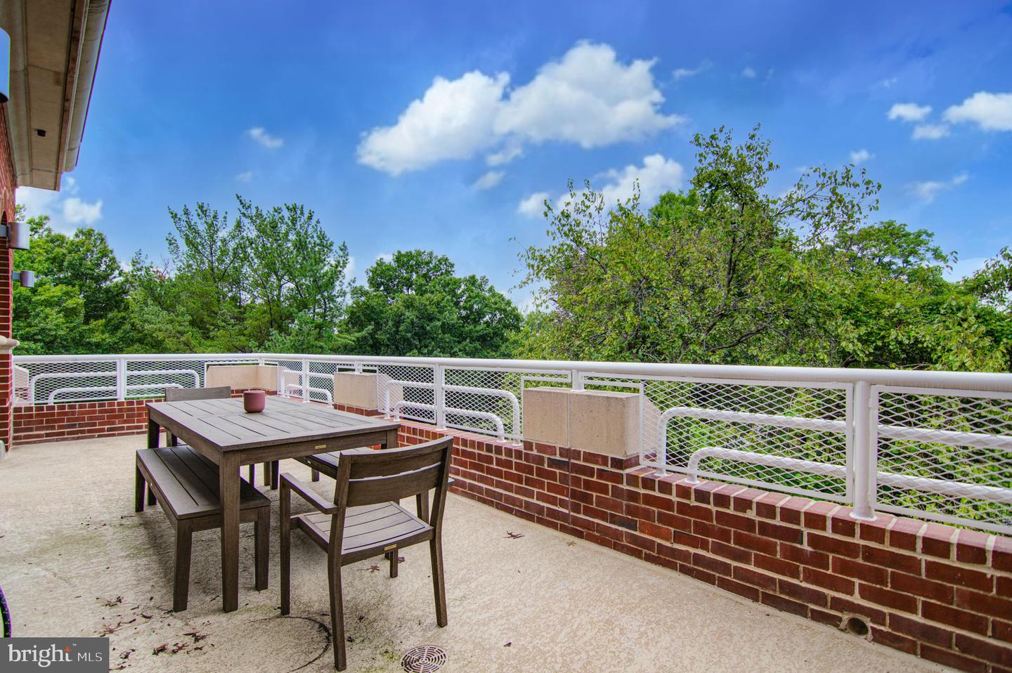 625 SLATERS LN #204, ALEXANDRIA, Virginia 22314, 3 Bedrooms Bedrooms, ,2 BathroomsBathrooms,Residential,For sale,625 SLATERS LN #204,VAAX2044854 MLS # VAAX2044854