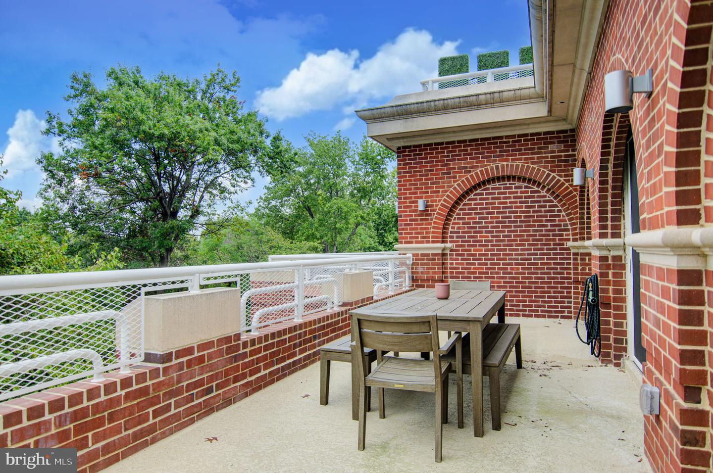 625 SLATERS LN #204, ALEXANDRIA, Virginia 22314, 3 Bedrooms Bedrooms, ,2 BathroomsBathrooms,Residential,For sale,625 SLATERS LN #204,VAAX2044854 MLS # VAAX2044854