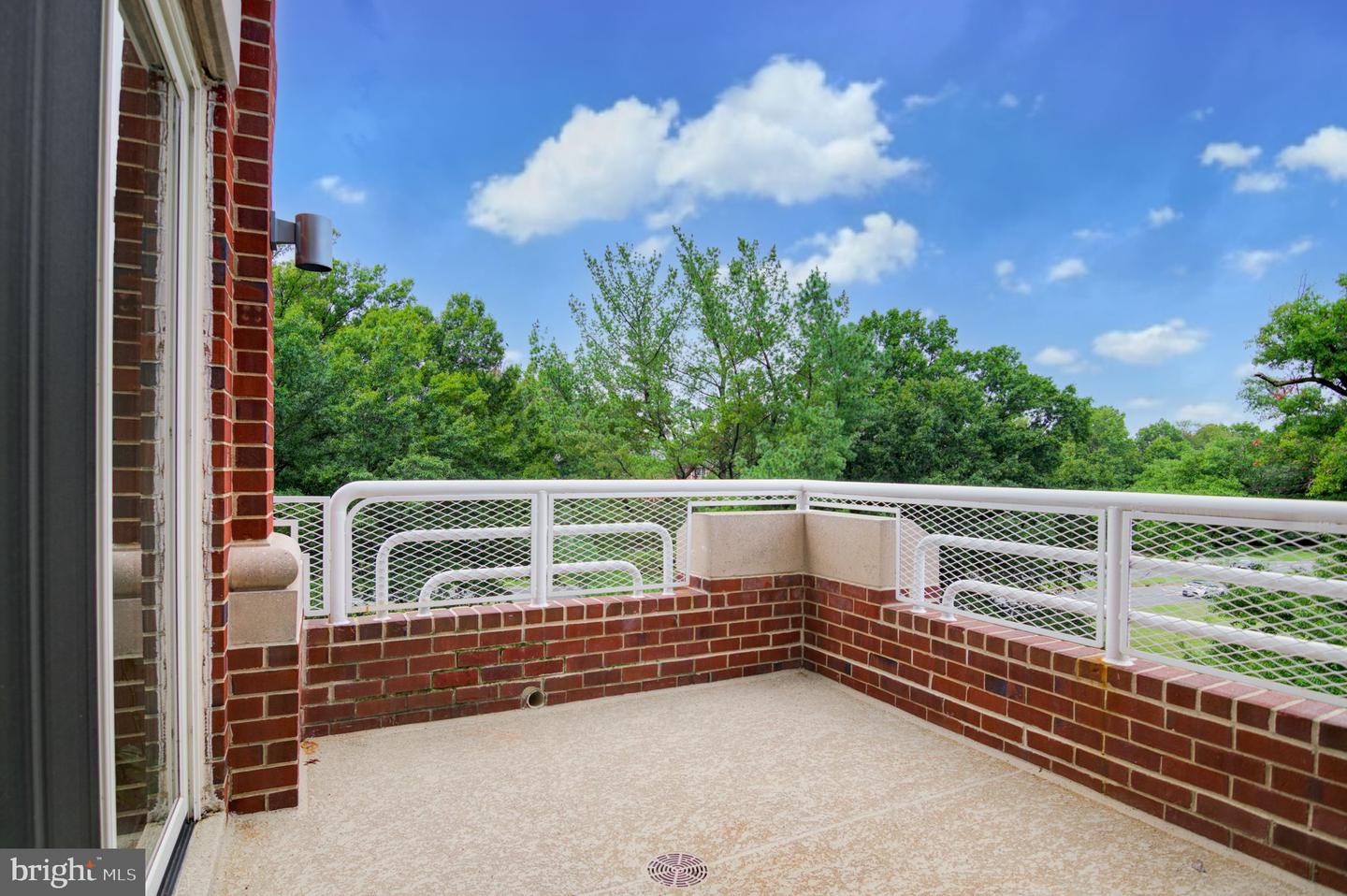 625 SLATERS LN #204, ALEXANDRIA, Virginia 22314, 3 Bedrooms Bedrooms, ,2 BathroomsBathrooms,Residential,For sale,625 SLATERS LN #204,VAAX2044854 MLS # VAAX2044854
