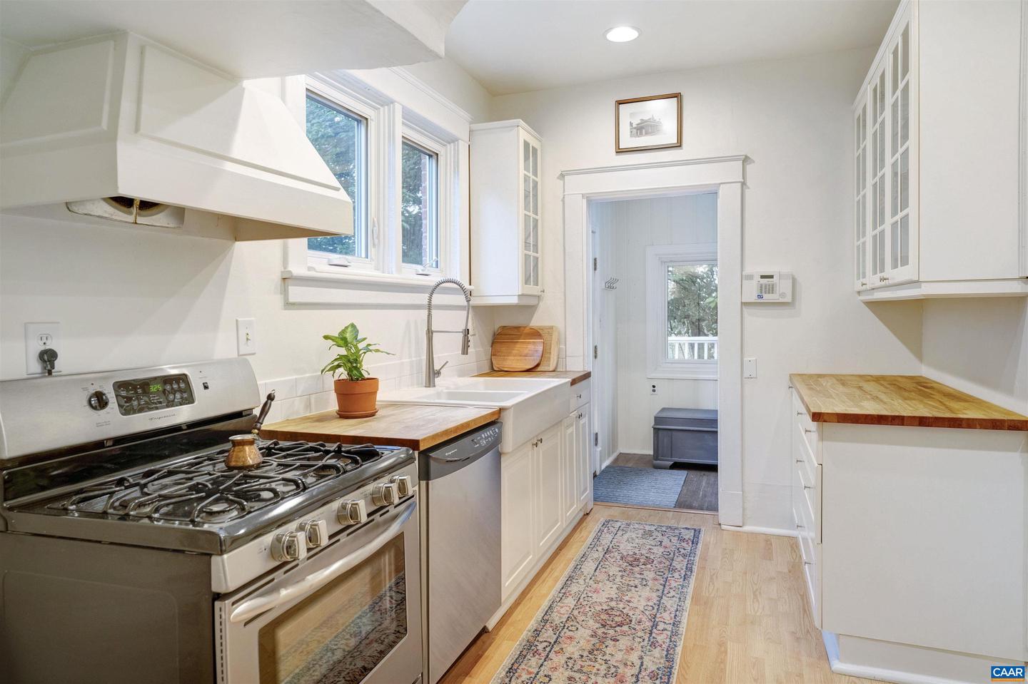 883 LOCUST AVE, CHARLOTTESVILLE, Virginia 22902, 3 Bedrooms Bedrooms, ,2 BathroomsBathrooms,Residential,For sale,883 LOCUST AVE,663999 MLS # 663999