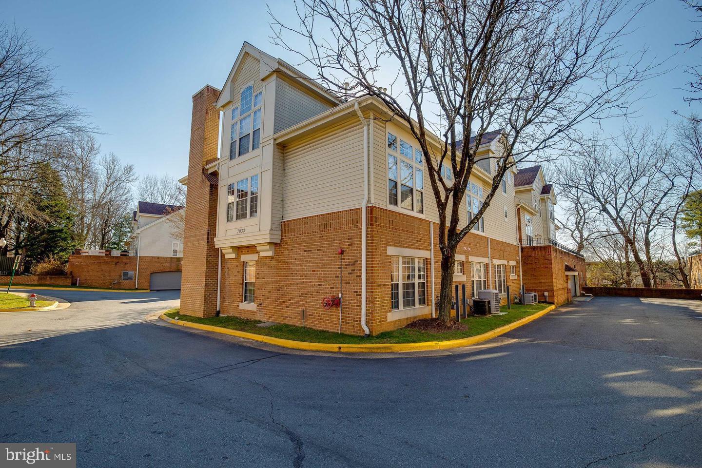 7033 HAYCOCK RD #201, FALLS CHURCH, Virginia 22043, 2 Bedrooms Bedrooms, ,1 BathroomBathrooms,Residential,For sale,7033 HAYCOCK RD #201,VAFX2232468 MLS # VAFX2232468