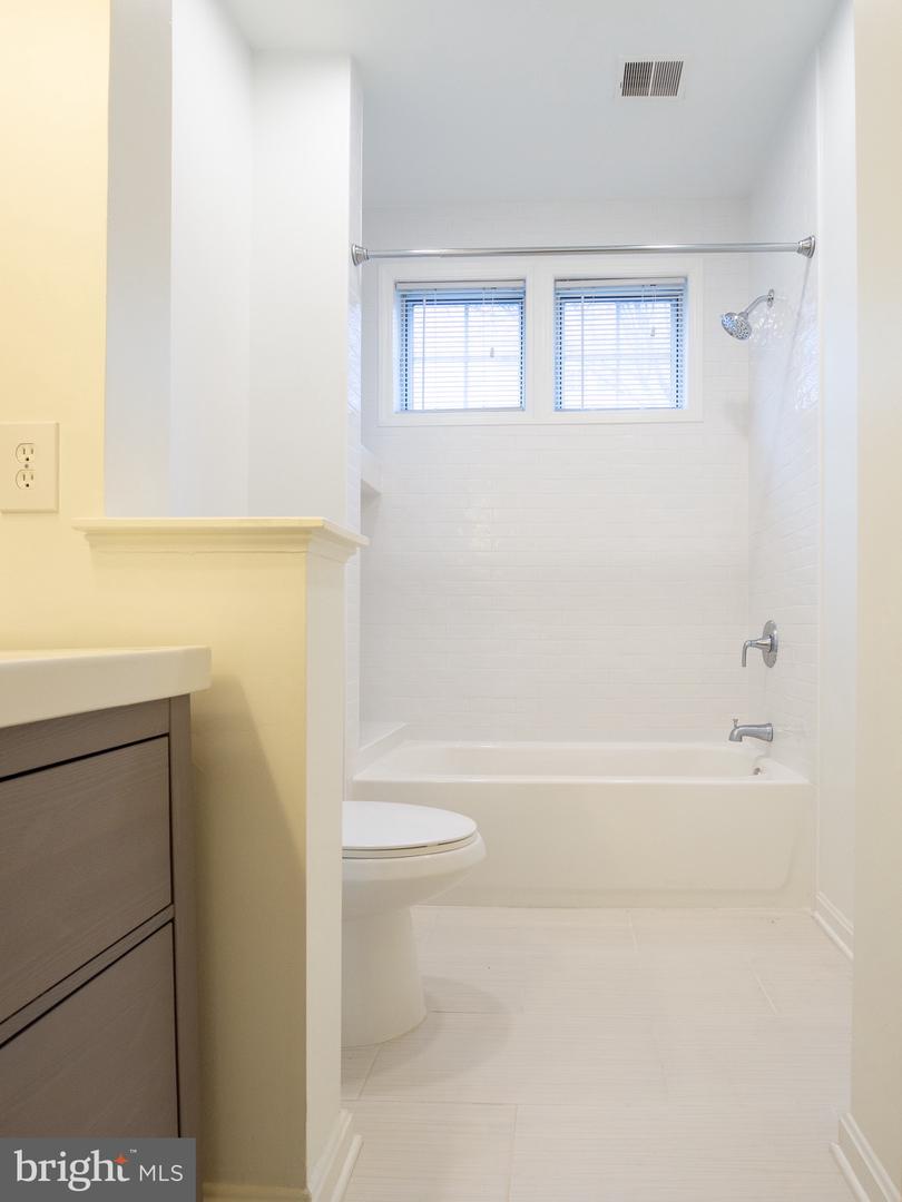 7033 HAYCOCK RD #201, FALLS CHURCH, Virginia 22043, 2 Bedrooms Bedrooms, ,1 BathroomBathrooms,Residential,For sale,7033 HAYCOCK RD #201,VAFX2232468 MLS # VAFX2232468