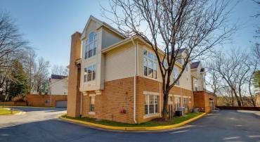 7033 HAYCOCK RD #201, FALLS CHURCH, Virginia 22043, 2 Bedrooms Bedrooms, ,1 BathroomBathrooms,Residential,For sale,7033 HAYCOCK RD #201,VAFX2232468 MLS # VAFX2232468