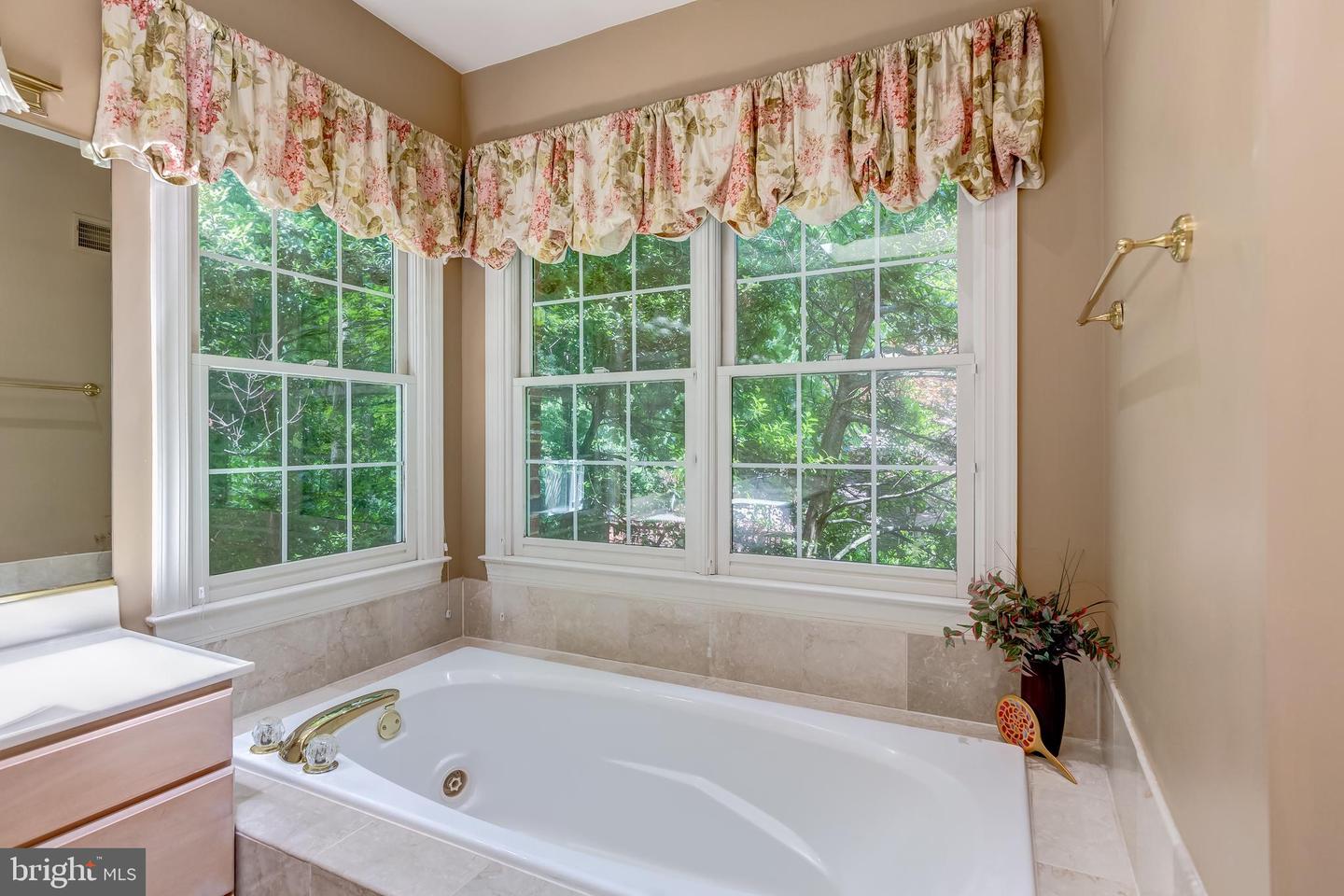 12390 FALKIRK DR, FAIRFAX, Virginia 22033, 5 Bedrooms Bedrooms, ,4 BathroomsBathrooms,Residential,For sale,12390 FALKIRK DR,VAFX2235416 MLS # VAFX2235416