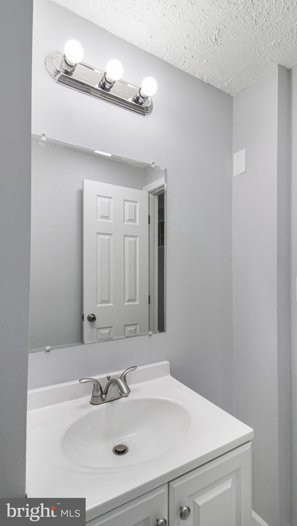 6366 GENERALS CT, CENTREVILLE, Virginia 20121, 3 Bedrooms Bedrooms, ,3 BathroomsBathrooms,Residential,For sale,6366 GENERALS CT,VAFX2236142 MLS # VAFX2236142
