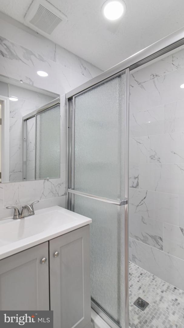6366 GENERALS CT, CENTREVILLE, Virginia 20121, 3 Bedrooms Bedrooms, ,3 BathroomsBathrooms,Residential,For sale,6366 GENERALS CT,VAFX2236142 MLS # VAFX2236142