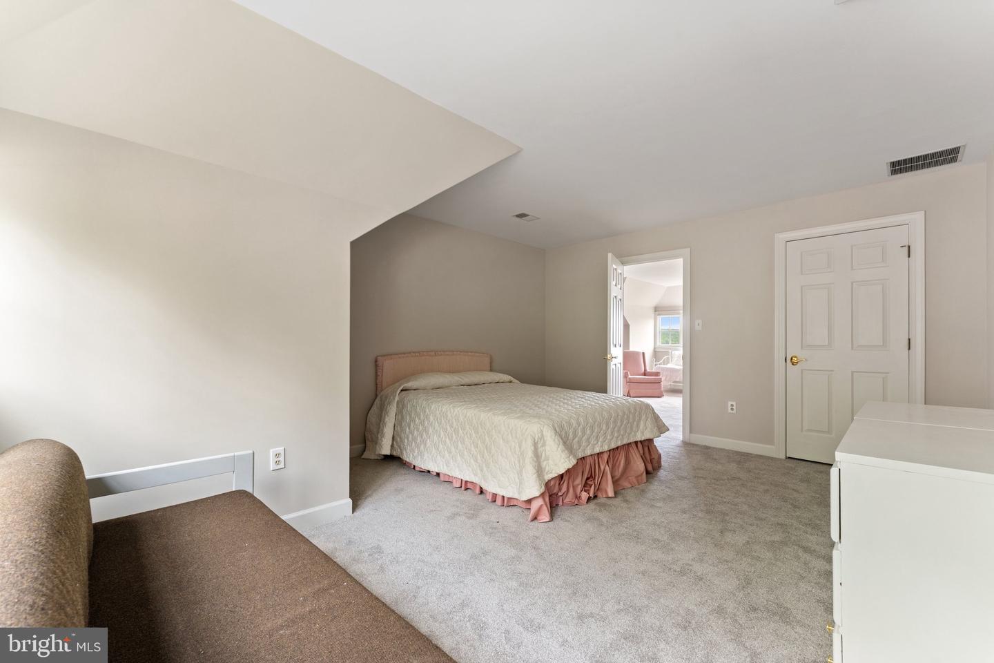 8300 FALCON GLEN RD, WARRENTON, Virginia 20186, 5 Bedrooms Bedrooms, ,3 BathroomsBathrooms,Residential,For sale,8300 FALCON GLEN RD,VAFQ2016346 MLS # VAFQ2016346