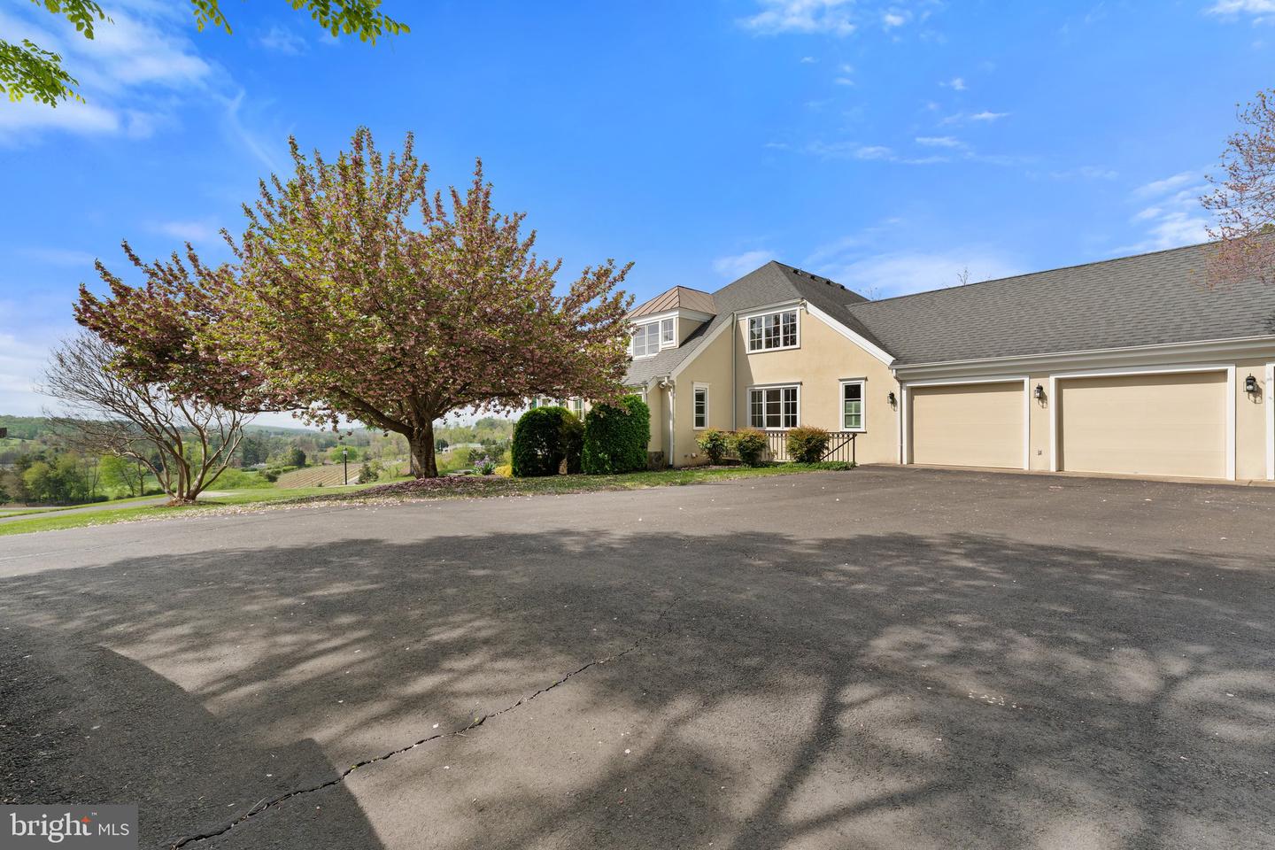 8300 FALCON GLEN RD, WARRENTON, Virginia 20186, 5 Bedrooms Bedrooms, ,3 BathroomsBathrooms,Residential,For sale,8300 FALCON GLEN RD,VAFQ2016346 MLS # VAFQ2016346