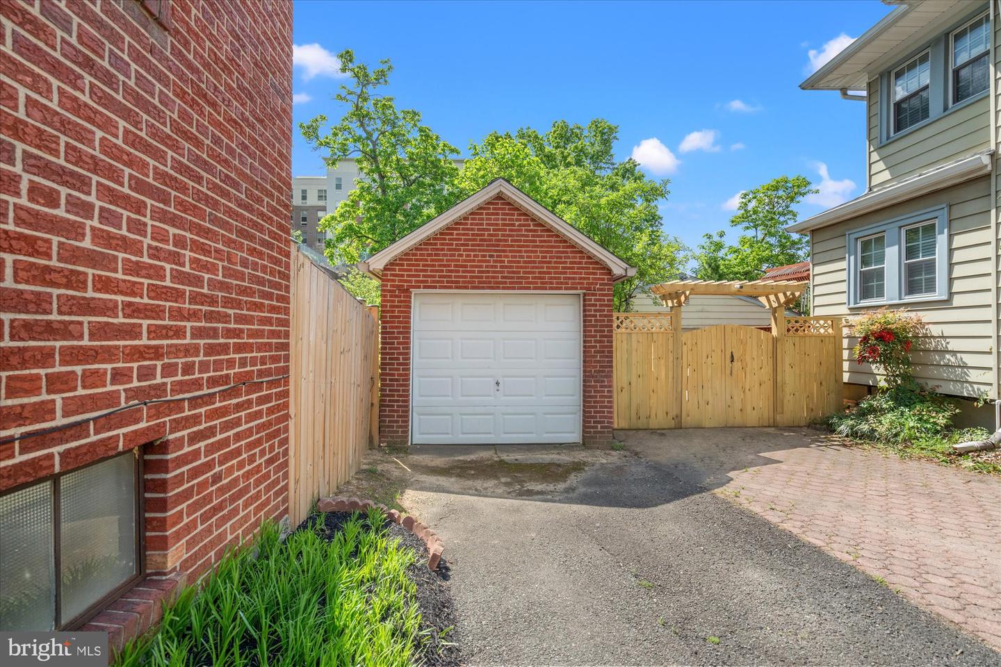 3512 9TH ST S, ARLINGTON, Virginia 22204, 4 Bedrooms Bedrooms, ,1 BathroomBathrooms,Residential,For sale,3512 9TH ST S,VAAR2056594 MLS # VAAR2056594