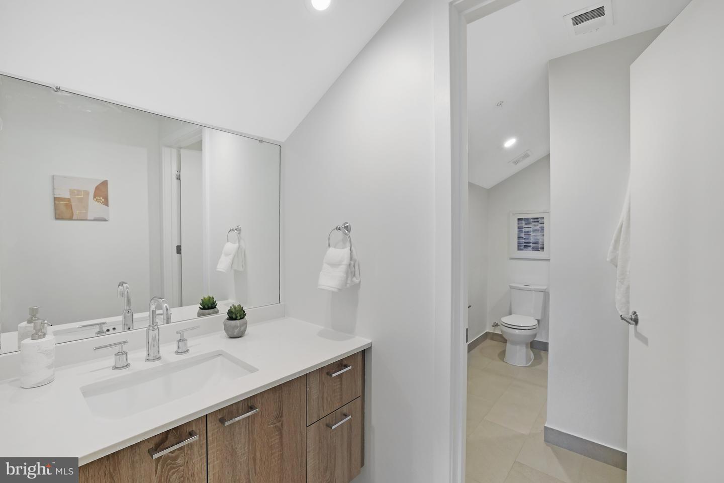 515 N WASHINGTON ST #404, ALEXANDRIA, Virginia 22314, 2 Bedrooms Bedrooms, ,2 BathroomsBathrooms,Residential,For sale,515 N WASHINGTON ST #404,VAAX2044710 MLS # VAAX2044710