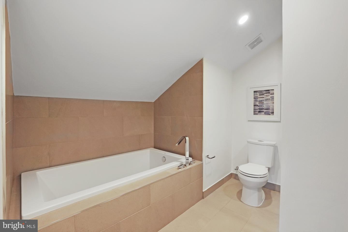 515 N WASHINGTON ST #404, ALEXANDRIA, Virginia 22314, 2 Bedrooms Bedrooms, ,2 BathroomsBathrooms,Residential,For sale,515 N WASHINGTON ST #404,VAAX2044710 MLS # VAAX2044710