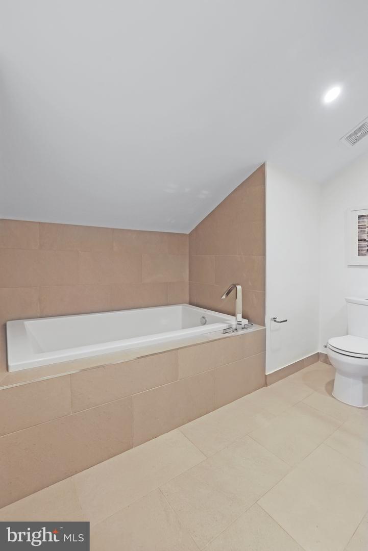 515 N WASHINGTON ST #404, ALEXANDRIA, Virginia 22314, 2 Bedrooms Bedrooms, ,2 BathroomsBathrooms,Residential,For sale,515 N WASHINGTON ST #404,VAAX2044710 MLS # VAAX2044710