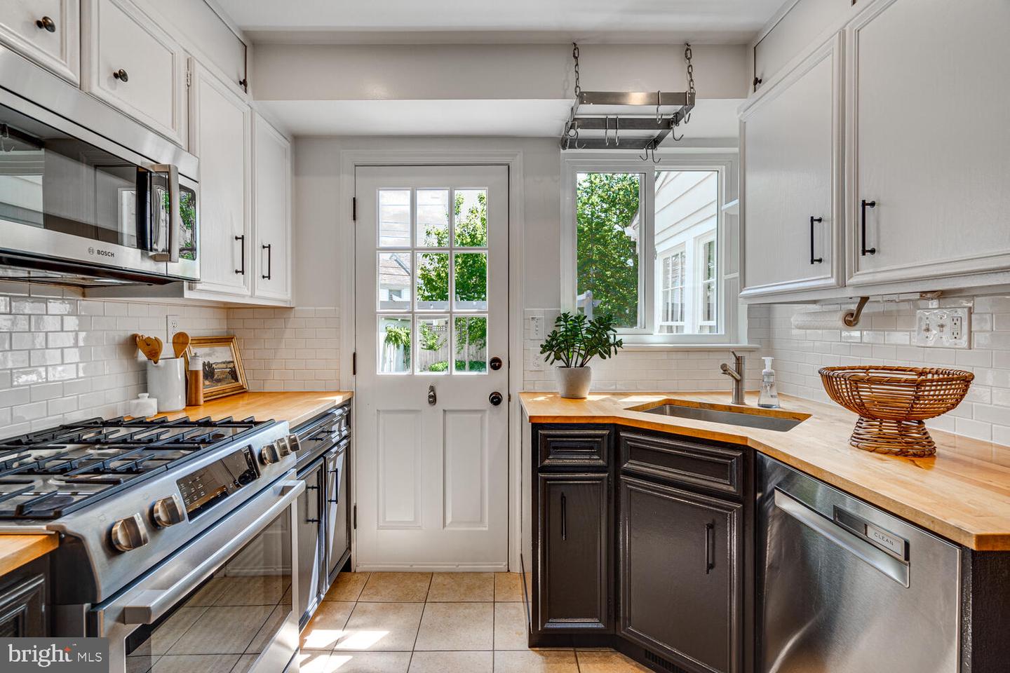 704 GRAND VIEW DR, ALEXANDRIA, Virginia 22305, 3 Bedrooms Bedrooms, ,2 BathroomsBathrooms,Residential,For sale,704 GRAND VIEW DR,VAAX2044818 MLS # VAAX2044818