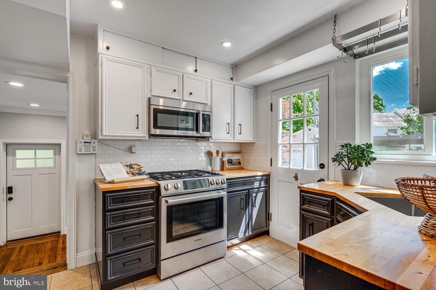 704 GRAND VIEW DR, ALEXANDRIA, Virginia 22305, 3 Bedrooms Bedrooms, ,2 BathroomsBathrooms,Residential,For sale,704 GRAND VIEW DR,VAAX2044818 MLS # VAAX2044818