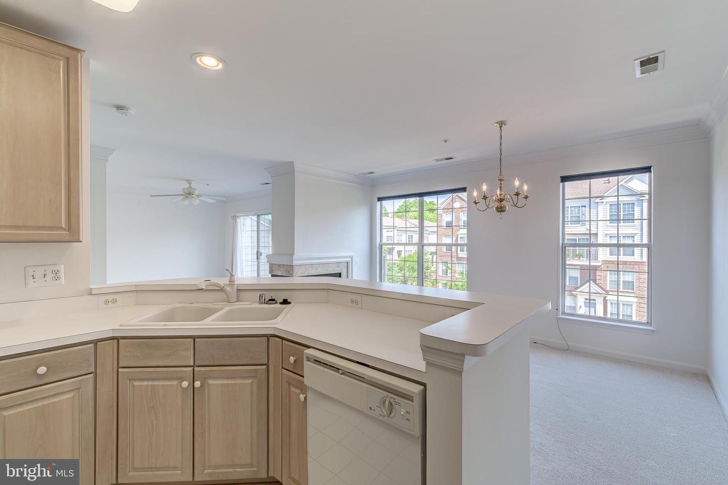 4104 OXFORD LN #304, FAIRFAX, Virginia 22030, 2 Bedrooms Bedrooms, ,2 BathroomsBathrooms,Residential,For sale,4104 OXFORD LN #304,VAFC2006230 MLS # VAFC2006230
