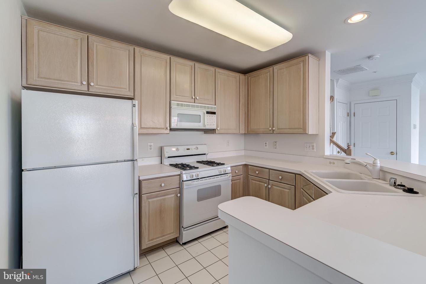 4104 OXFORD LN #304, FAIRFAX, Virginia 22030, 2 Bedrooms Bedrooms, ,2 BathroomsBathrooms,Residential,For sale,4104 OXFORD LN #304,VAFC2006230 MLS # VAFC2006230