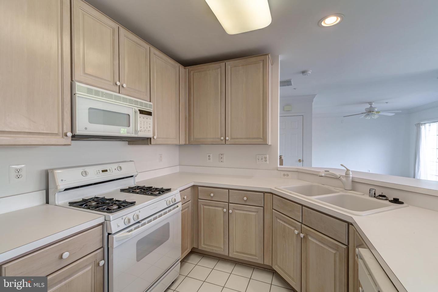 4104 OXFORD LN #304, FAIRFAX, Virginia 22030, 2 Bedrooms Bedrooms, ,2 BathroomsBathrooms,Residential,For sale,4104 OXFORD LN #304,VAFC2006230 MLS # VAFC2006230