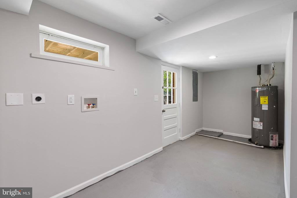 6006 CALHOUN DR, FREDERICKSBURG, Virginia 22407, 6 Bedrooms Bedrooms, ,3 BathroomsBathrooms,Residential,6006 CALHOUN DR,VASP2032112 MLS # VASP2032112