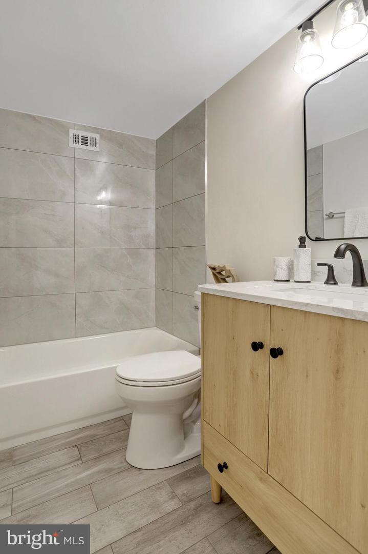 4600 S FOUR MILE RUN DR #720, ARLINGTON, Virginia 22204, 1 Bedroom Bedrooms, 1 Room Rooms,1 BathroomBathrooms,Residential,For sale,4600 S FOUR MILE RUN DR #720,VAAR2056104 MLS # VAAR2056104