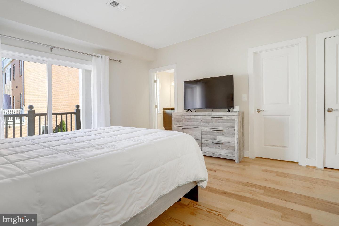 2205 RICHMOND HWY #101, ALEXANDRIA, Virginia 22301, 3 Bedrooms Bedrooms, ,2 BathroomsBathrooms,Residential,For sale,2205 RICHMOND HWY #101,VAAX2044232 MLS # VAAX2044232