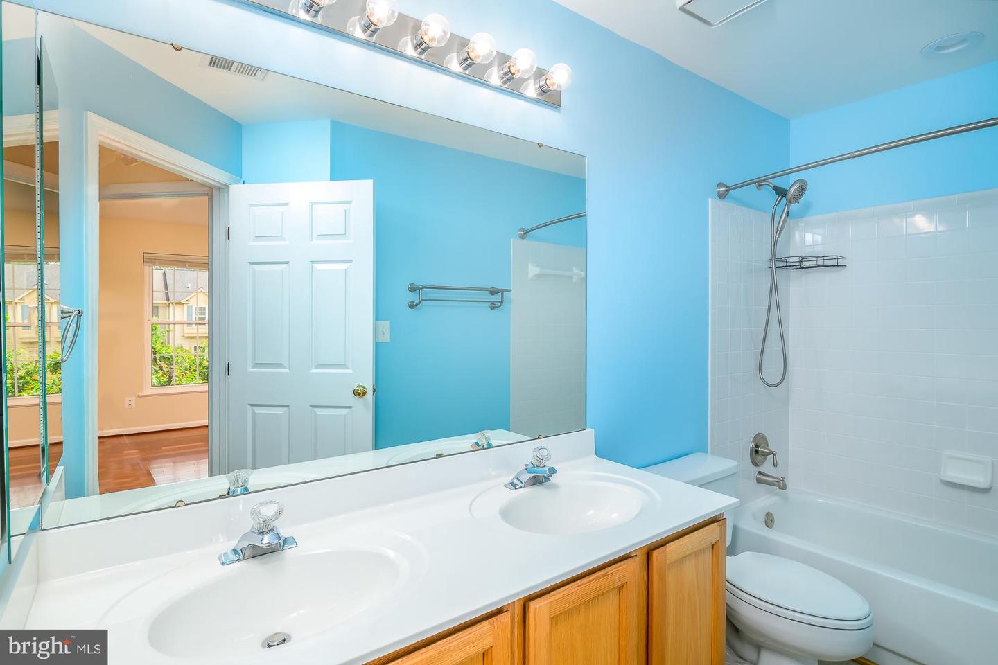 6869 RIDGE WATER CT, CENTREVILLE, Virginia 20121, 3 Bedrooms Bedrooms, ,2 BathroomsBathrooms,Residential,For sale,6869 RIDGE WATER CT,VAFX2235370 MLS # VAFX2235370
