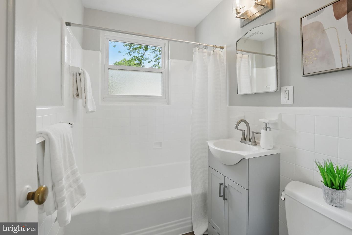 618 LAURA DR, FALLS CHURCH, Virginia 22046, 3 Bedrooms Bedrooms, ,1 BathroomBathrooms,Residential,For sale,618 LAURA DR,VAFA2002946 MLS # VAFA2002946
