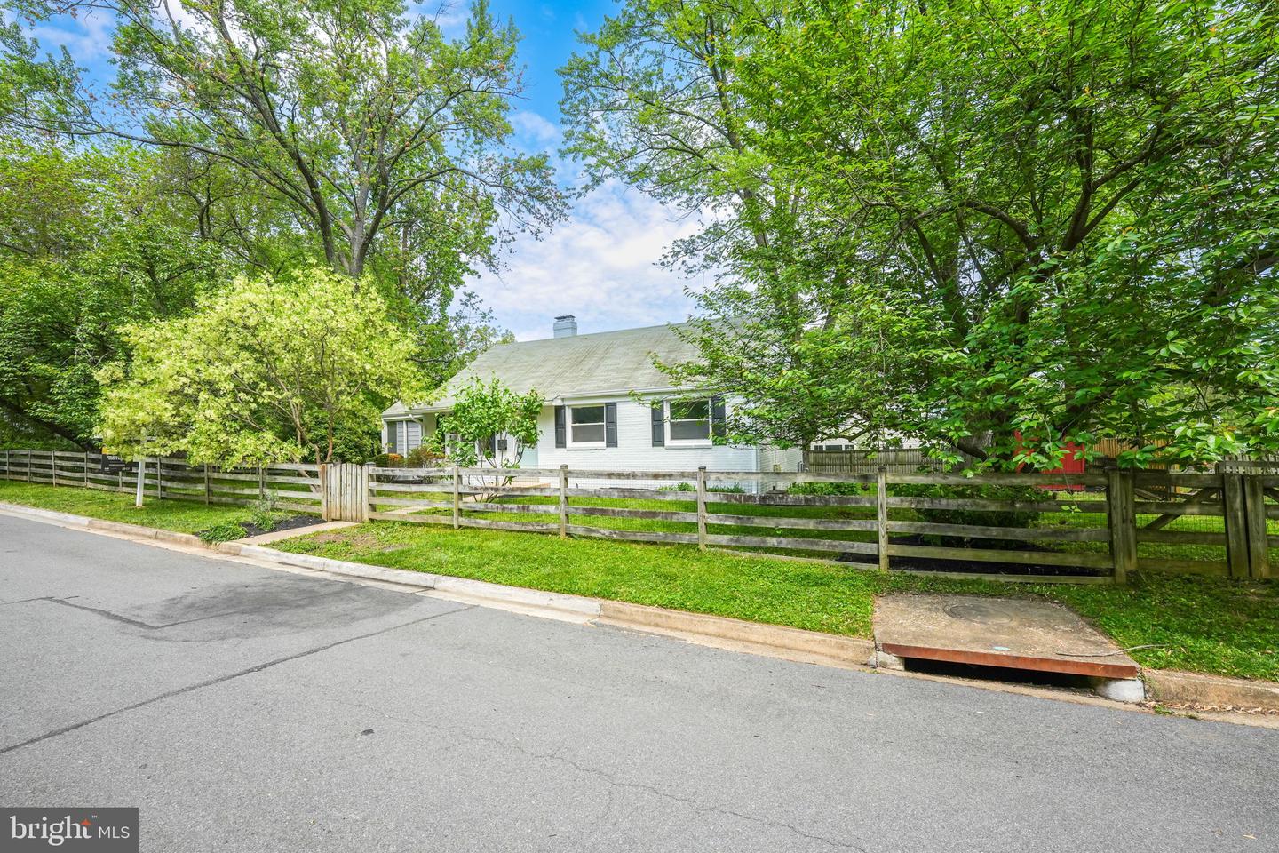 618 LAURA DR, FALLS CHURCH, Virginia 22046, 3 Bedrooms Bedrooms, ,1 BathroomBathrooms,Residential,For sale,618 LAURA DR,VAFA2002946 MLS # VAFA2002946