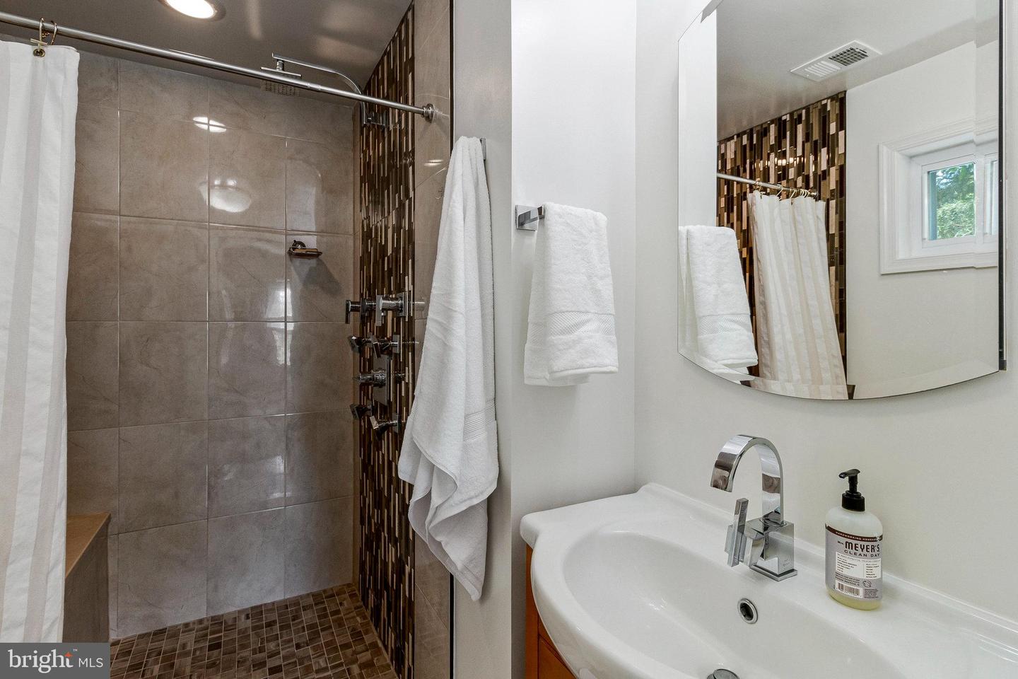 6211 LANGSTON BLVD, ARLINGTON, Virginia 22205, 5 Bedrooms Bedrooms, ,3 BathroomsBathrooms,Residential,For sale,6211 LANGSTON BLVD,VAAR2056826 MLS # VAAR2056826