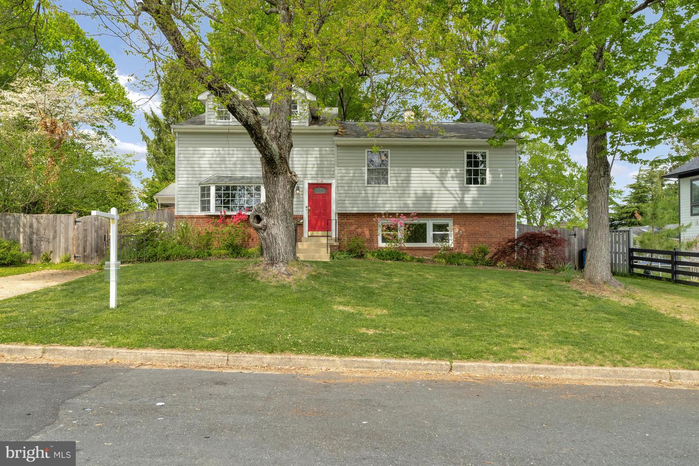 314 CHARLES ST SE, VIENNA, Virginia 22180, 5 Bedrooms Bedrooms, ,5 BathroomsBathrooms,Residential,For sale,314 CHARLES ST SE,VAFX2237866 MLS # VAFX2237866