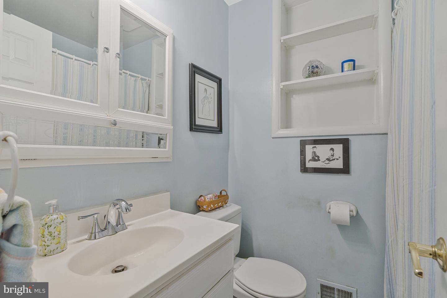 314 CHARLES ST SE, VIENNA, Virginia 22180, 5 Bedrooms Bedrooms, ,5 BathroomsBathrooms,Residential,For sale,314 CHARLES ST SE,VAFX2237866 MLS # VAFX2237866