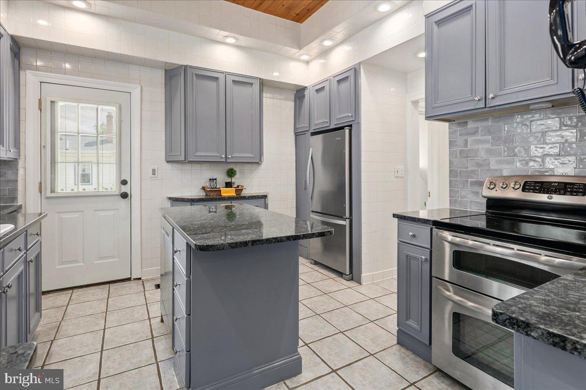 9419 OX RD, LORTON, Virginia 22079, 5 Bedrooms Bedrooms, ,3 BathroomsBathrooms,Residential,For sale,9419 OX RD,VAFX2238126 MLS # VAFX2238126