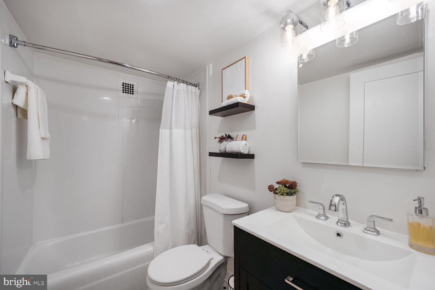 700 7TH ST SW #113, WASHINGTON, District Of Columbia 20024, 1 Bedroom Bedrooms, ,1 BathroomBathrooms,Residential,For sale,700 7TH ST SW #113,DCDC2198886 MLS # DCDC2198886