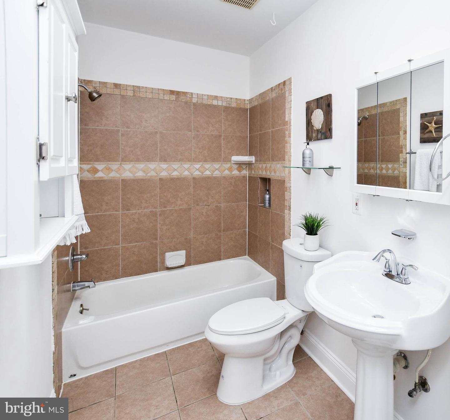 4504 NEW HAMPSHIRE AVE NW, WASHINGTON, District Of Columbia 20011, 4 Bedrooms Bedrooms, ,3 BathroomsBathrooms,Residential,For sale,4504 NEW HAMPSHIRE AVE NW,DCDC2198888 MLS # DCDC2198888