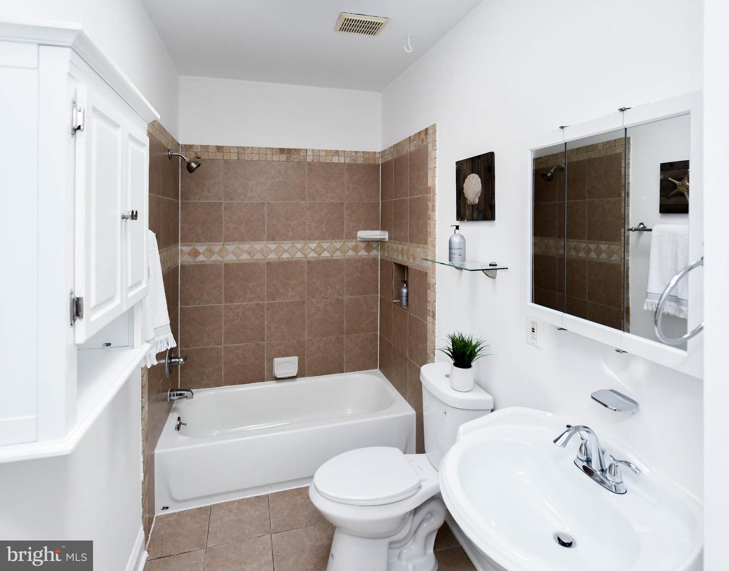 4504 NEW HAMPSHIRE AVE NW, WASHINGTON, District Of Columbia 20011, 4 Bedrooms Bedrooms, ,3 BathroomsBathrooms,Residential,For sale,4504 NEW HAMPSHIRE AVE NW,DCDC2198888 MLS # DCDC2198888