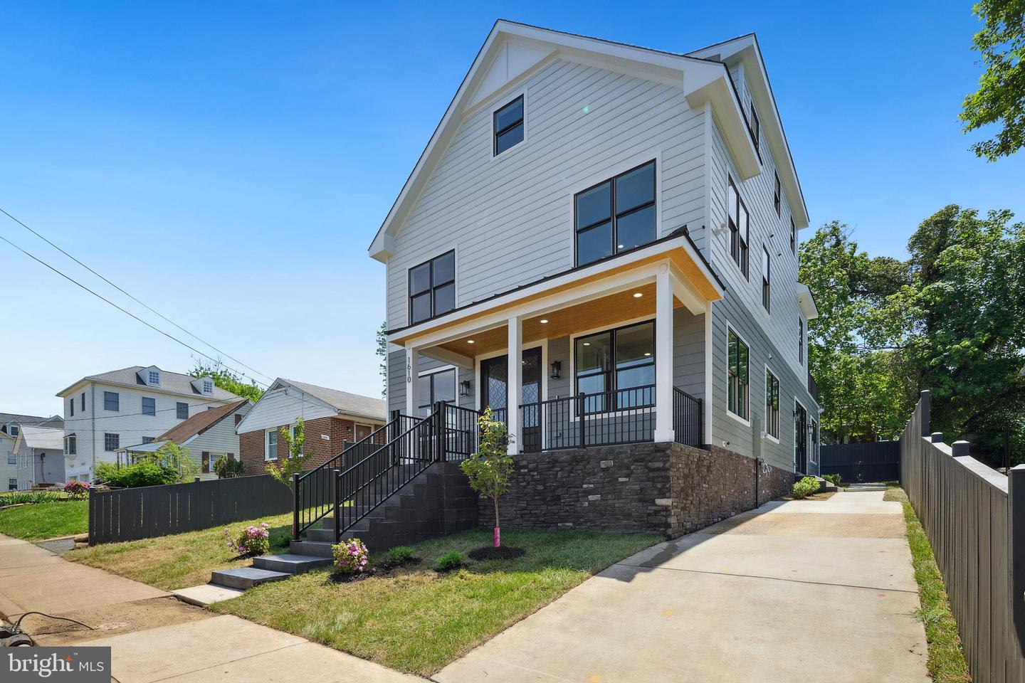 1610 12TH ST S, ARLINGTON, Virginia 22204, 4 Bedrooms Bedrooms, ,4 BathroomsBathrooms,Residential,For sale,1610 12TH ST S,VAAR2057004 MLS # VAAR2057004