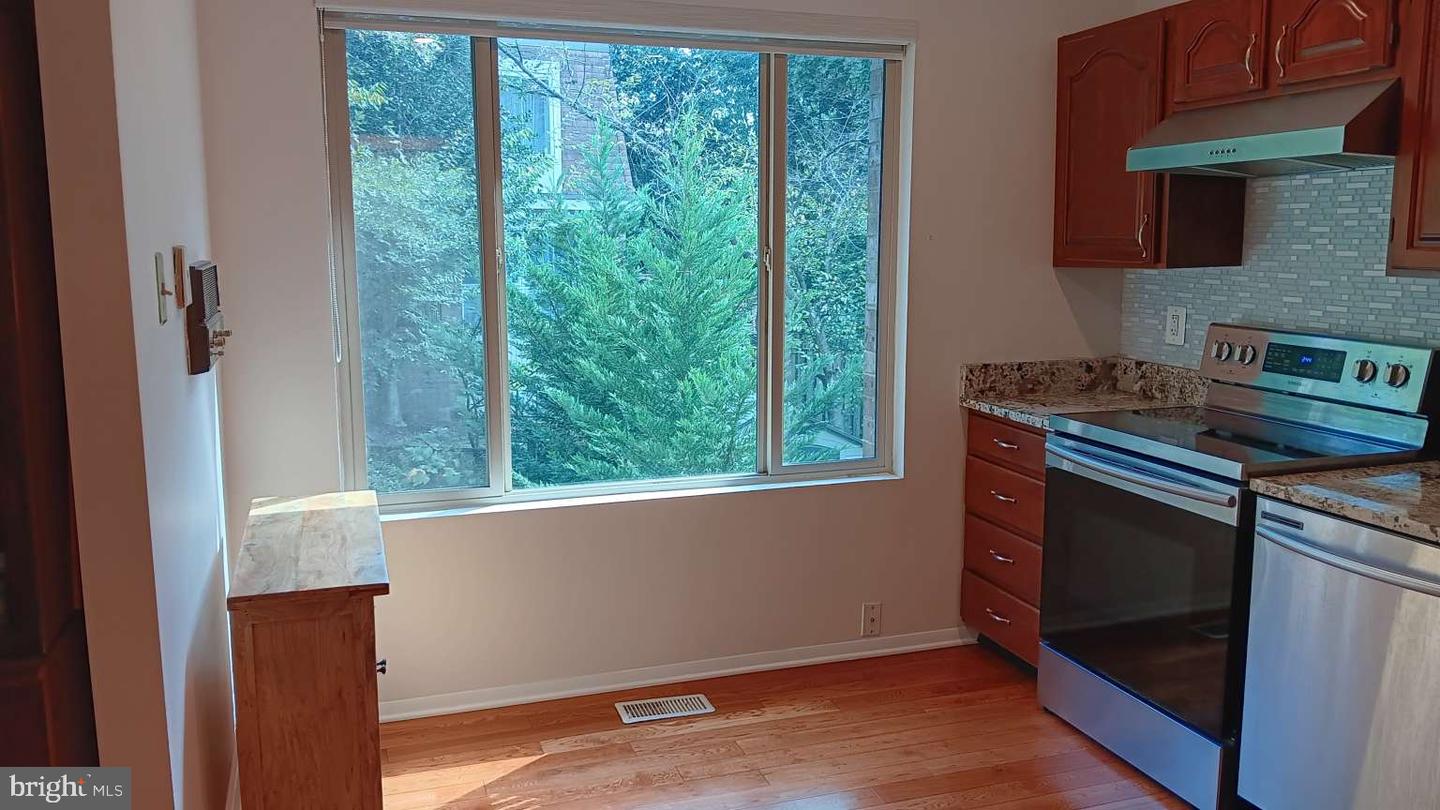 6010 TIMBER HOLLOW LN, SPRINGFIELD, Virginia 22152, 3 Bedrooms Bedrooms, 8 Rooms Rooms,3 BathroomsBathrooms,Residential,For sale,6010 TIMBER HOLLOW LN,VAFX2238520 MLS # VAFX2238520