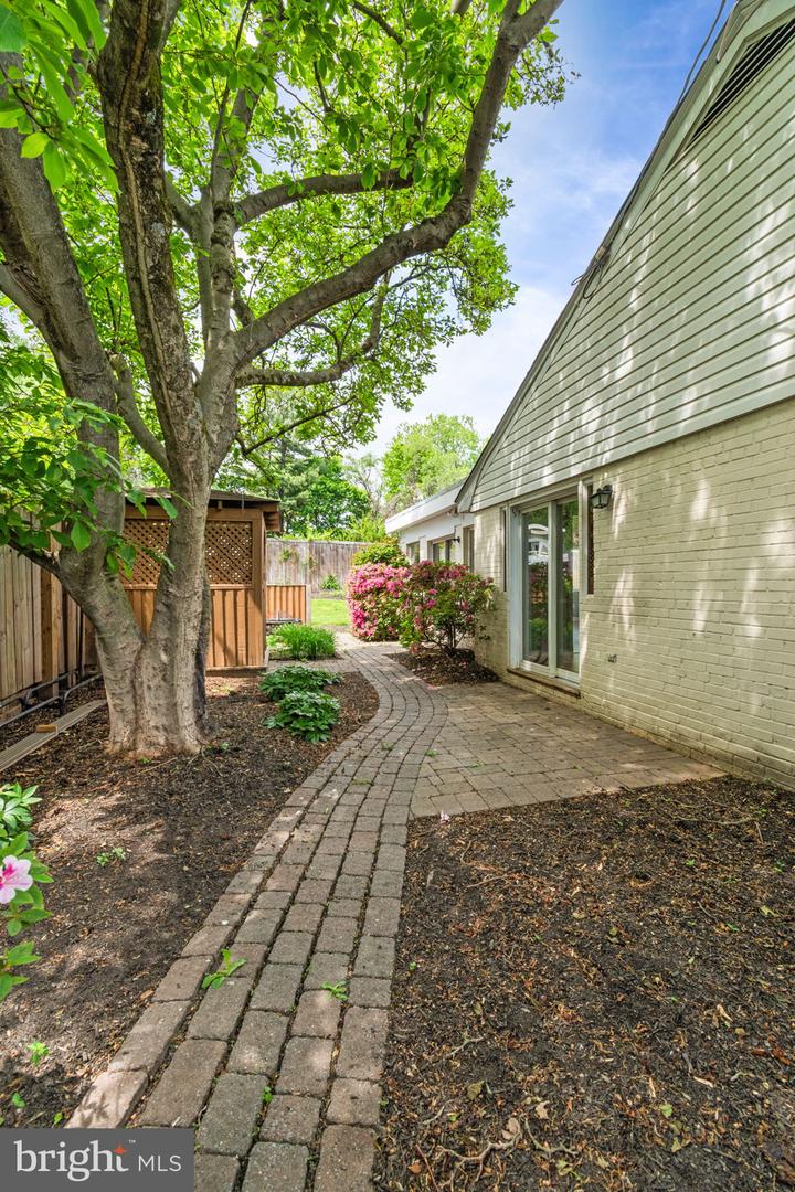 7024 STATENDAM CT, MCLEAN, Virginia 22101, 4 Bedrooms Bedrooms, ,3 BathroomsBathrooms,Residential,For sale,7024 STATENDAM CT,VAFX2238512 MLS # VAFX2238512