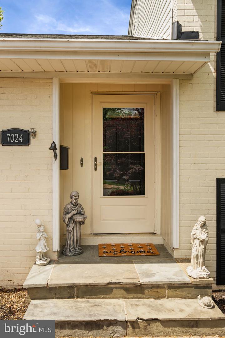 7024 STATENDAM CT, MCLEAN, Virginia 22101, 4 Bedrooms Bedrooms, ,3 BathroomsBathrooms,Residential,For sale,7024 STATENDAM CT,VAFX2238512 MLS # VAFX2238512