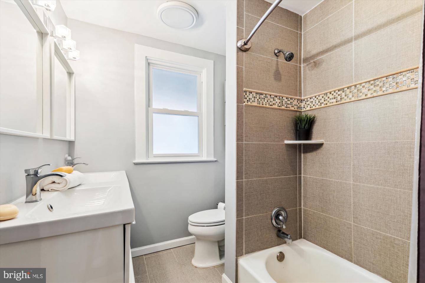 931 FARRAGUT ST NW, WASHINGTON, District Of Columbia 20011, 3 Bedrooms Bedrooms, ,2 BathroomsBathrooms,Residential,For sale,931 FARRAGUT ST NW,DCDC2172700 MLS # DCDC2172700