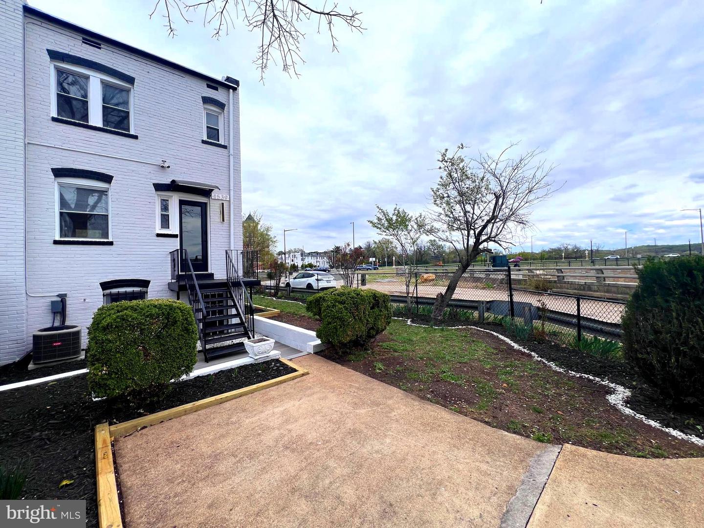 1539 K ST SE, WASHINGTON, District Of Columbia 20003, 3 Bedrooms Bedrooms, 6 Rooms Rooms,2 BathroomsBathrooms,Residential,For sale,1539 K ST SE,DCDC2193144 MLS # DCDC2193144