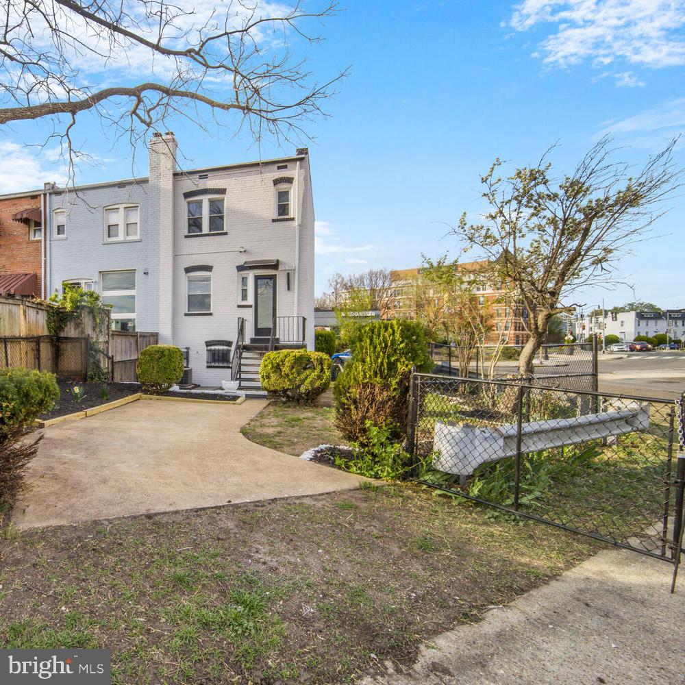 1539 K ST SE, WASHINGTON, District Of Columbia 20003, 3 Bedrooms Bedrooms, 6 Rooms Rooms,2 BathroomsBathrooms,Residential,For sale,1539 K ST SE,DCDC2193144 MLS # DCDC2193144