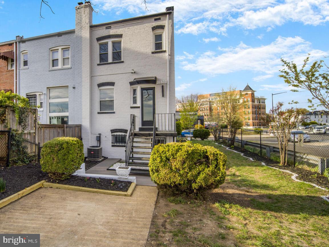 1539 K ST SE, WASHINGTON, District Of Columbia 20003, 3 Bedrooms Bedrooms, 6 Rooms Rooms,2 BathroomsBathrooms,Residential,For sale,1539 K ST SE,DCDC2193144 MLS # DCDC2193144