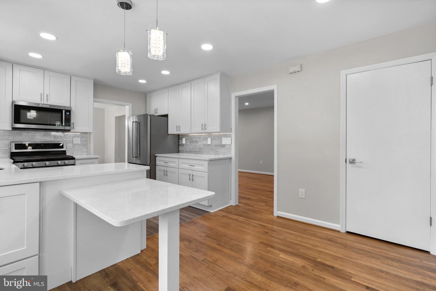 5525 ROLLING RD, SPRINGFIELD, Virginia 22151, 4 Bedrooms Bedrooms, ,4 BathroomsBathrooms,Residential,For sale,5525 ROLLING RD,VAFX2237882 MLS # VAFX2237882