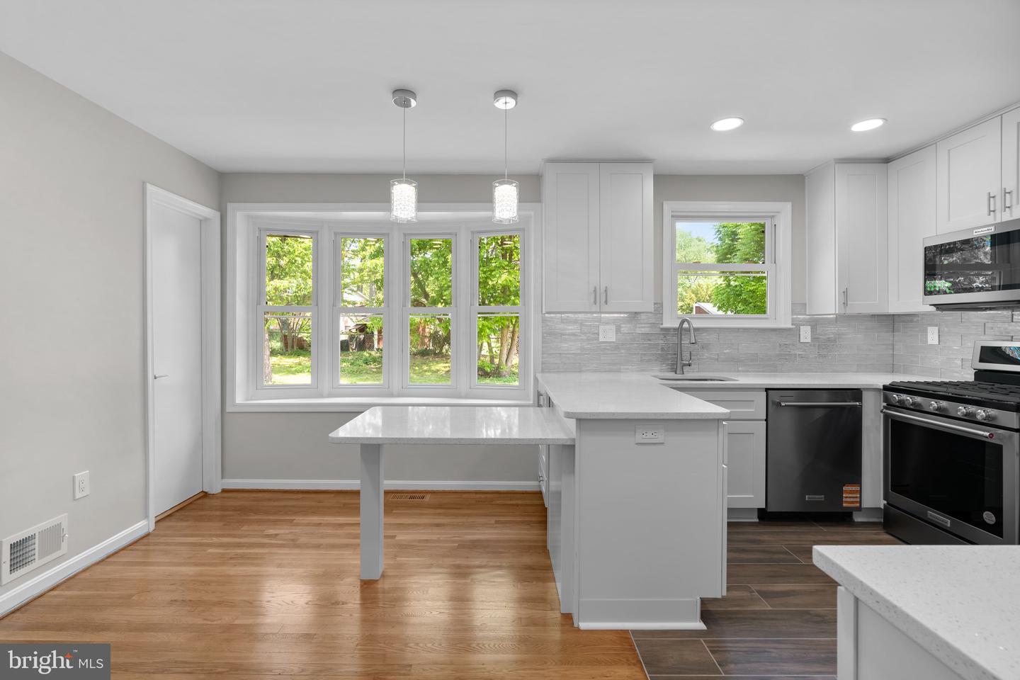 5525 ROLLING RD, SPRINGFIELD, Virginia 22151, 4 Bedrooms Bedrooms, ,4 BathroomsBathrooms,Residential,For sale,5525 ROLLING RD,VAFX2237882 MLS # VAFX2237882