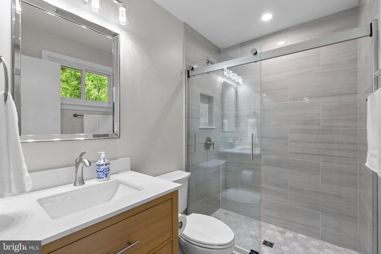 5525 ROLLING RD, SPRINGFIELD, Virginia 22151, 4 Bedrooms Bedrooms, ,4 BathroomsBathrooms,Residential,For sale,5525 ROLLING RD,VAFX2237882 MLS # VAFX2237882
