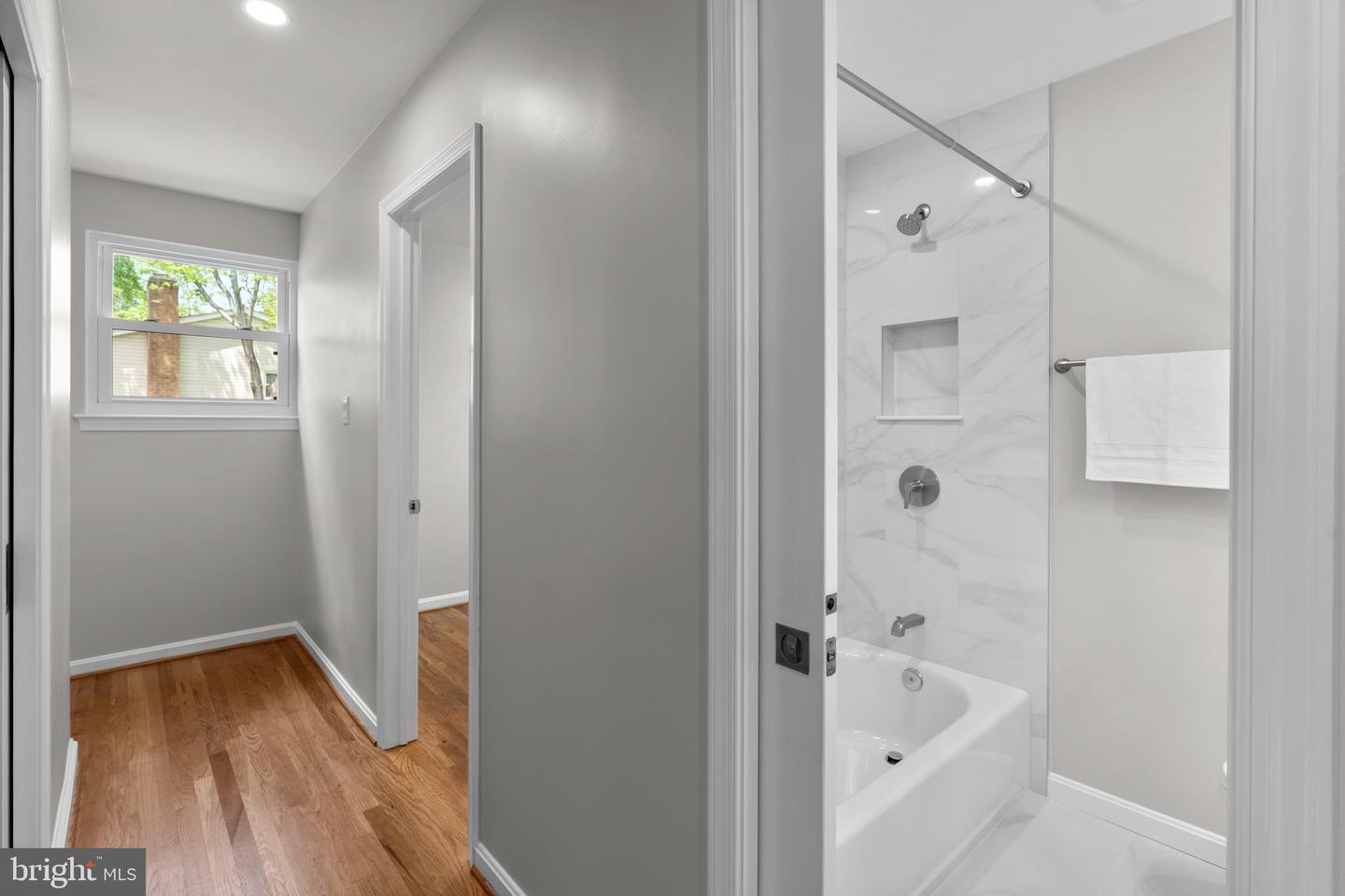 5525 ROLLING RD, SPRINGFIELD, Virginia 22151, 4 Bedrooms Bedrooms, ,4 BathroomsBathrooms,Residential,For sale,5525 ROLLING RD,VAFX2237882 MLS # VAFX2237882