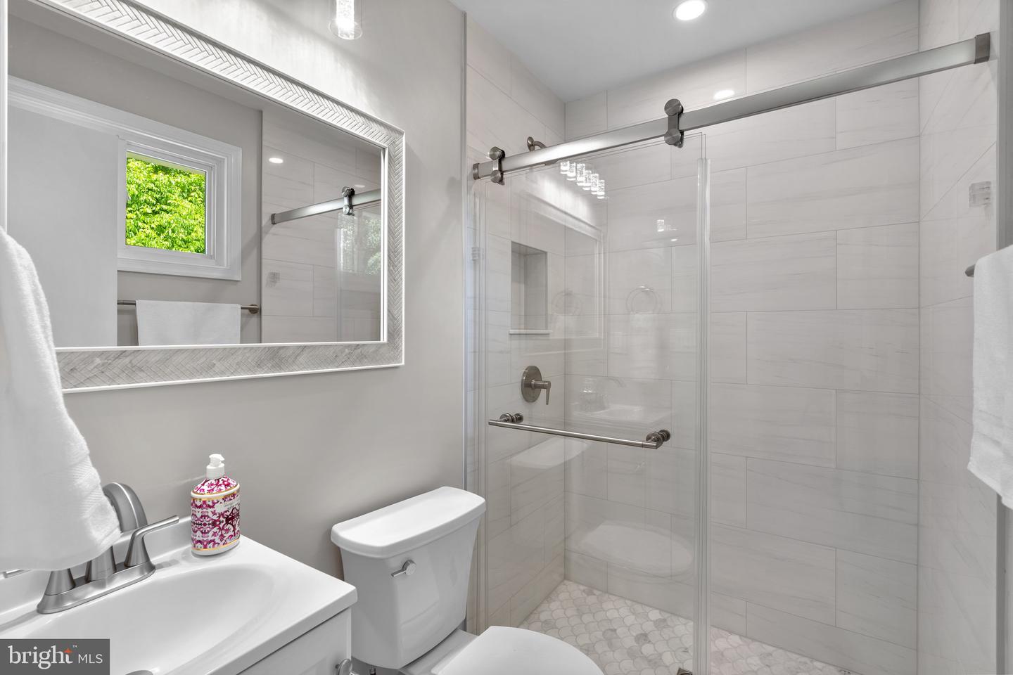 5525 ROLLING RD, SPRINGFIELD, Virginia 22151, 4 Bedrooms Bedrooms, ,4 BathroomsBathrooms,Residential,For sale,5525 ROLLING RD,VAFX2237882 MLS # VAFX2237882